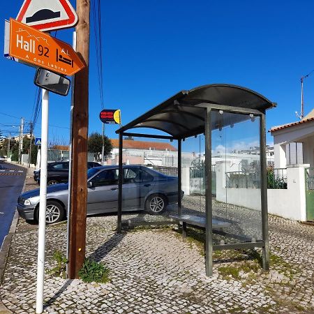 Hall 92 Quartos Com Wc Em Moradia Com Piscina A-Das-Lebres Loures Exterior foto